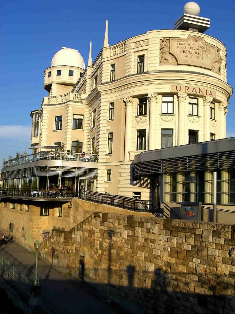 Urania Wien ist ein Volksbildungshaus mit Sternwarte und Kino